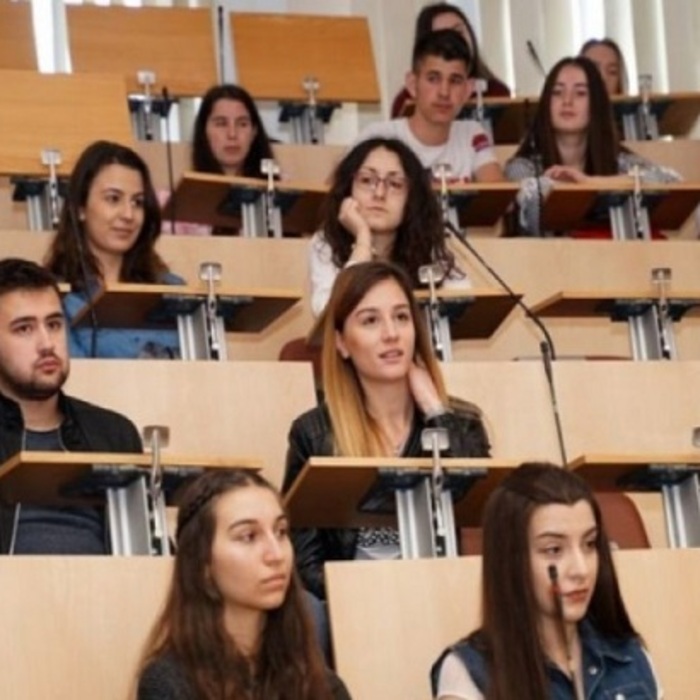 studenti-bnr_700x700_crop_478b24840a