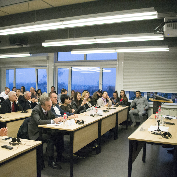 dsc-0975_700x700_crop_478b24840a